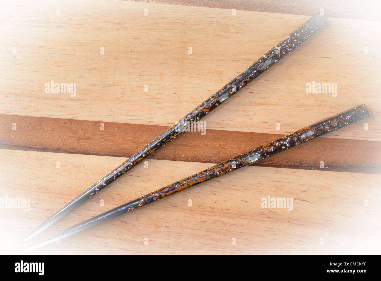Le bacchette giapponesi con intarsi in madreperla su sfondo di legno Foto  stock - Alamy