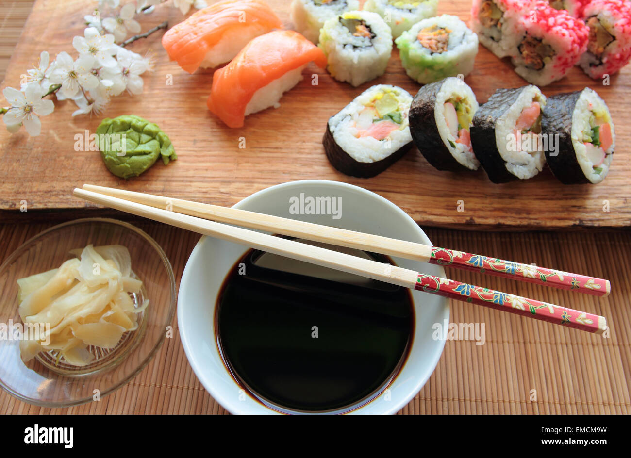 Mix di sushi con salsa di soia e le bacchette di legno Foto Stock