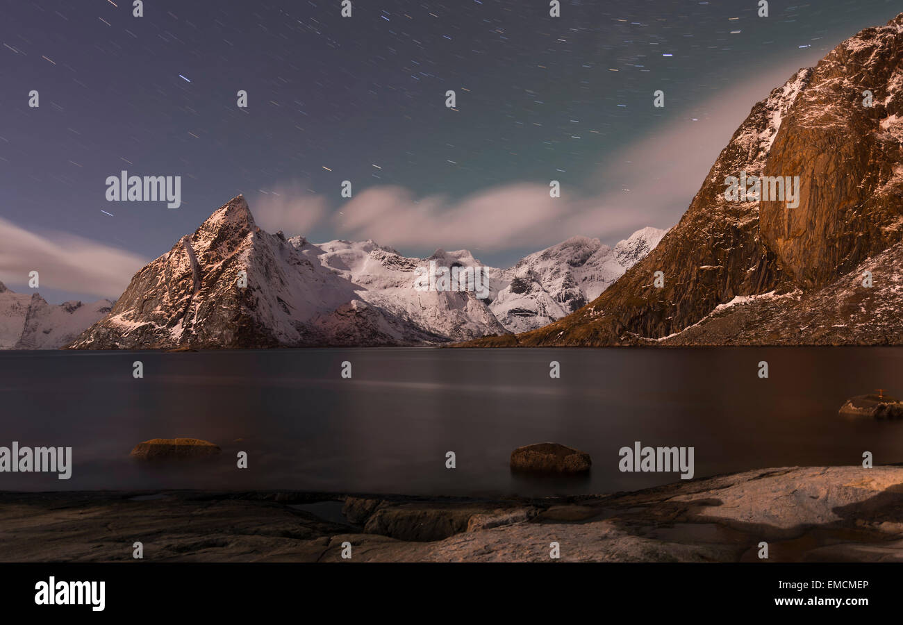 Norvegia Lofoten, vista montagna Olstind di notte Foto Stock