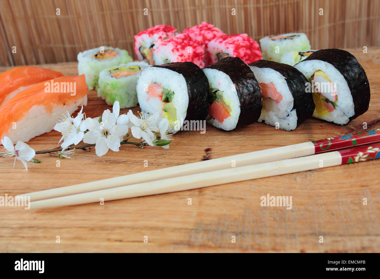 Mix di sushi con bacchette Foto Stock