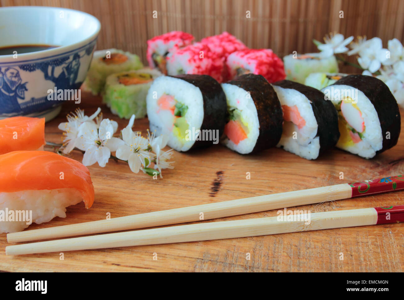 Cibo asiatico tabella con vari tipi di cucina cinese e, tagliatelle, pollo,  maiale manzo, minestra acida, riso, involtini primavera, sushi, gamberi e  molti altri. Servita Foto stock - Alamy