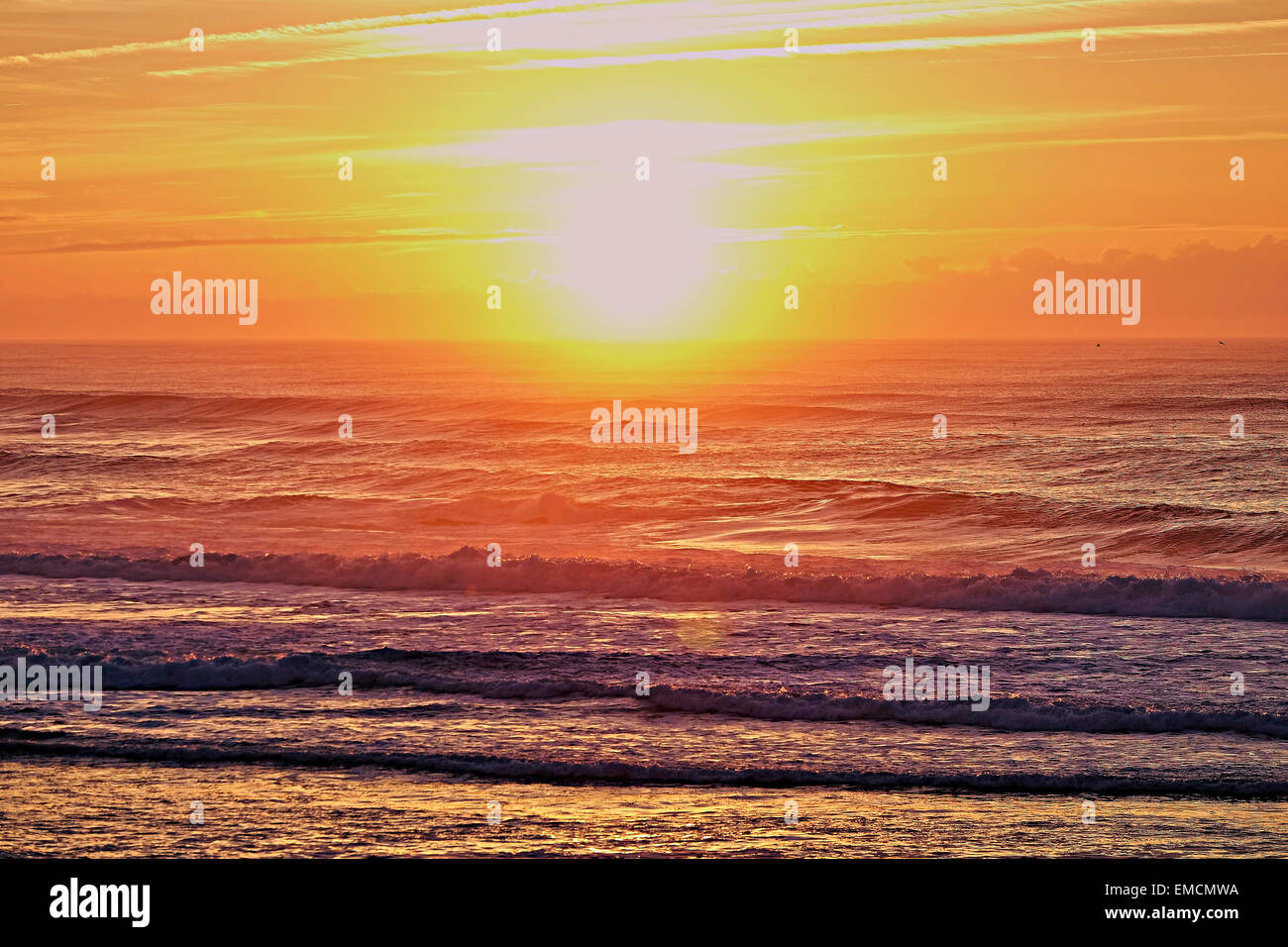 Il Portogallo, Algarve, il tramonto sopra l'Oceano Atlantico Foto Stock