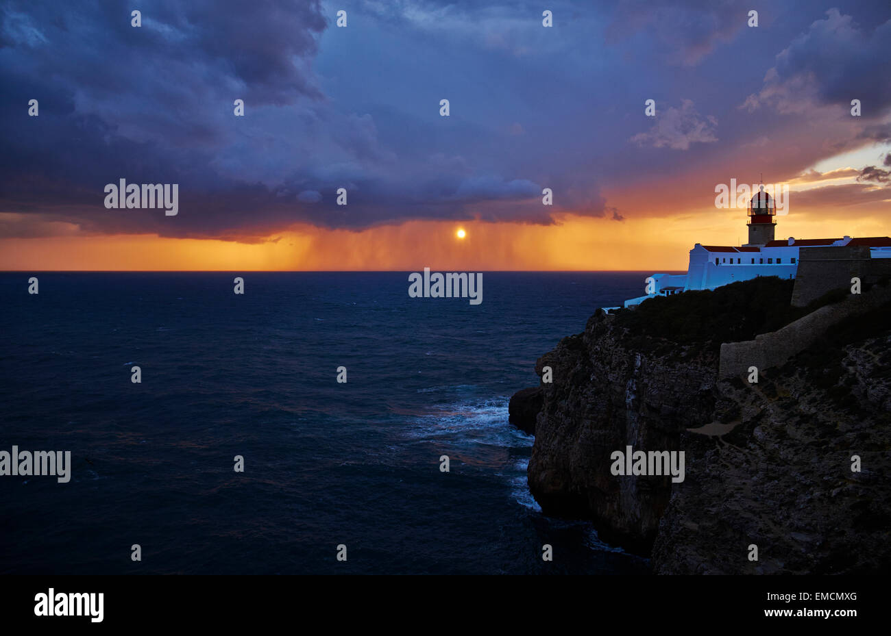 Il Portogallo, Algarve, Sagres, faro di Cabo Sao Vicente al tramonto Foto Stock