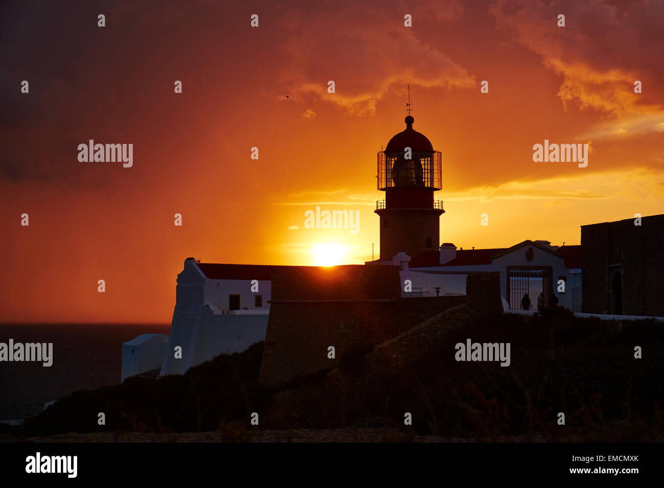 Il Portogallo, Algarve, Sagres, faro di Cabo Sao Vicente al tramonto Foto Stock