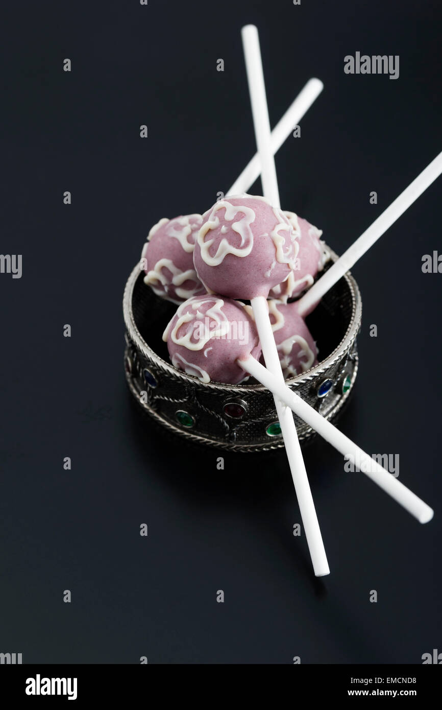 Cake pops con ornamenti floreali Foto Stock