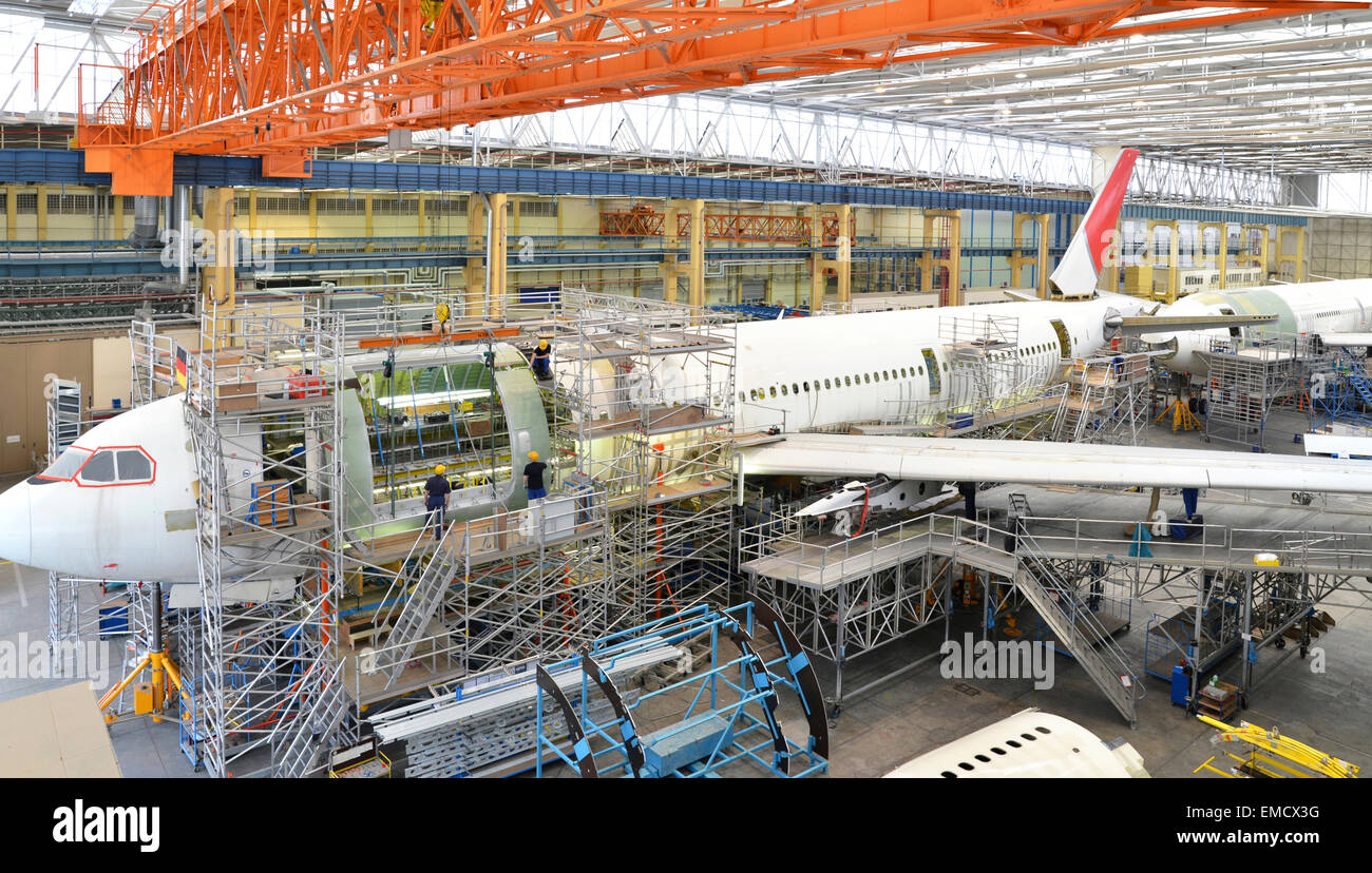 Costruzione di aerei in un hangar Foto Stock