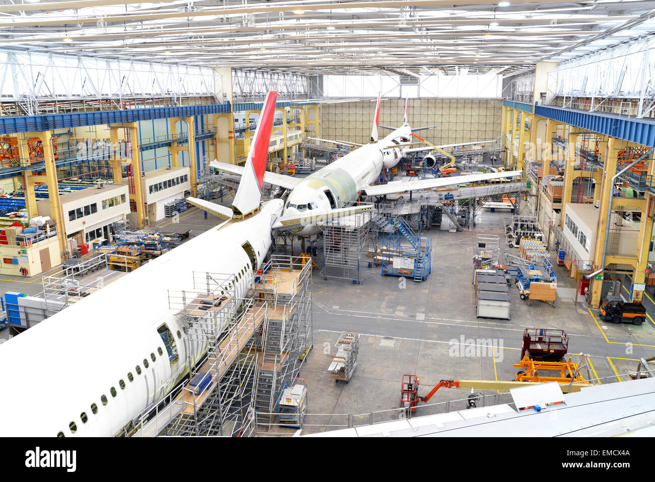 Costruzione di aerei in un hangar Foto stock - Alamy