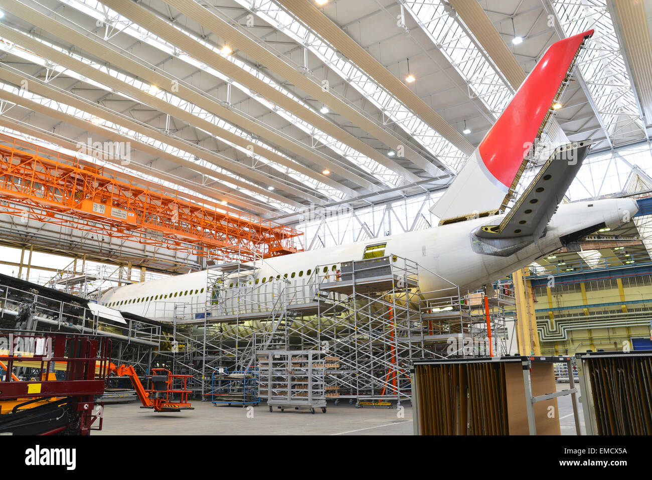 Costruzione di aerei in un hangar Foto Stock