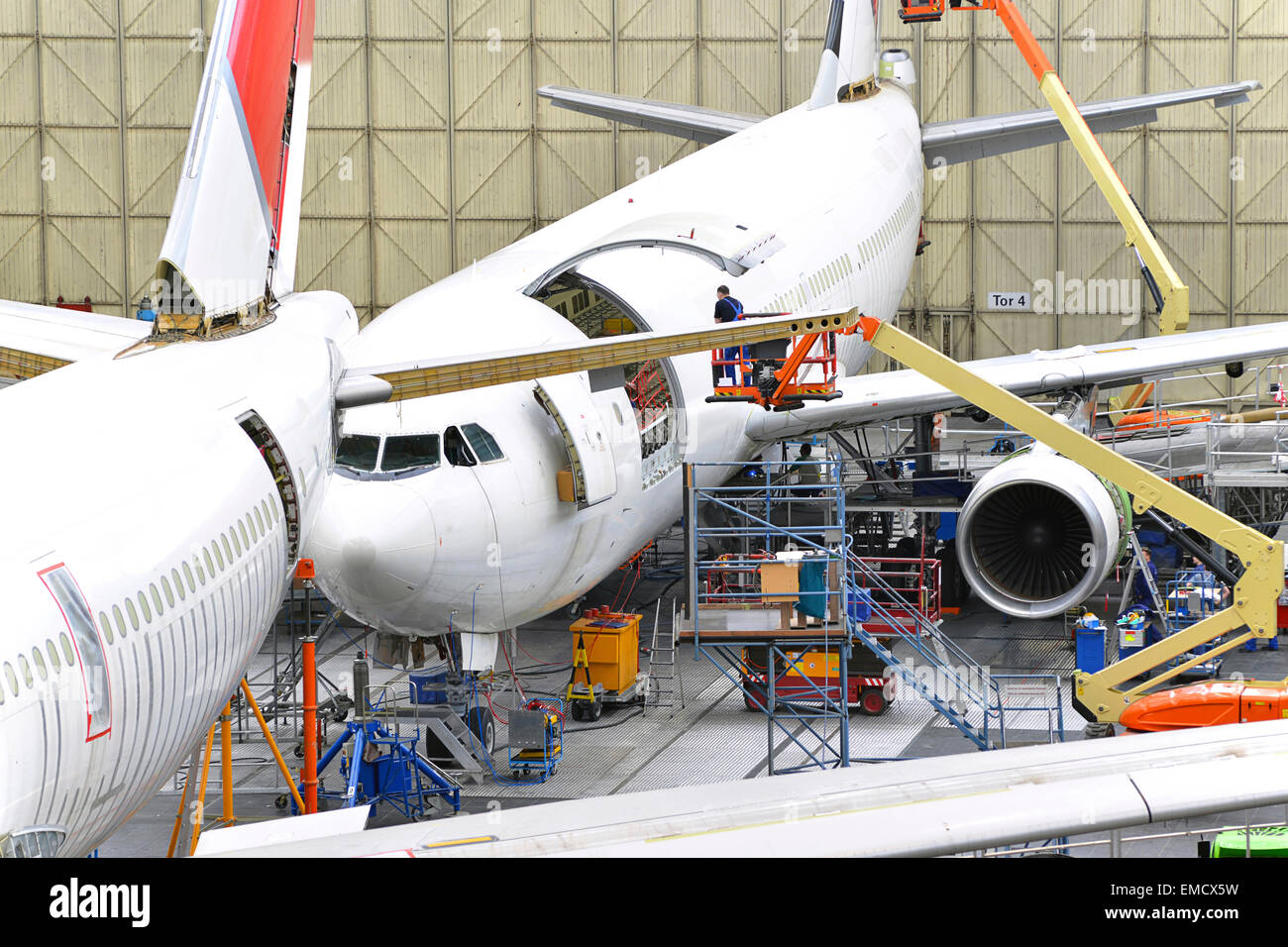 Costruzione di aerei in un hangar Foto Stock