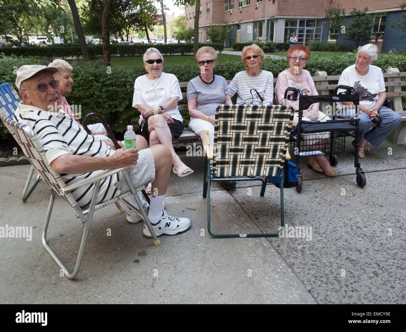 I cittadini anziani socializzare in cortile di Trump Village complesso di appartamenti a Coney Island a Brooklyn, New York. Foto Stock