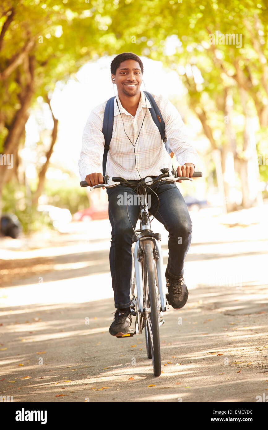 Giovane uomo Escursioni in bicicletta lungo la strada per il lavoro Foto Stock