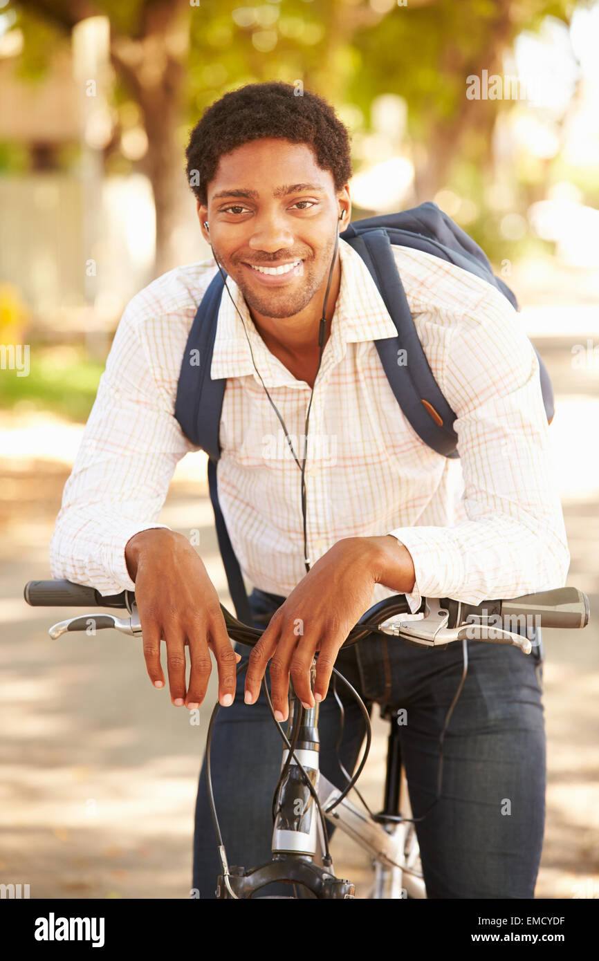 Giovane uomo Escursioni in bicicletta lungo la strada per il lavoro Foto Stock