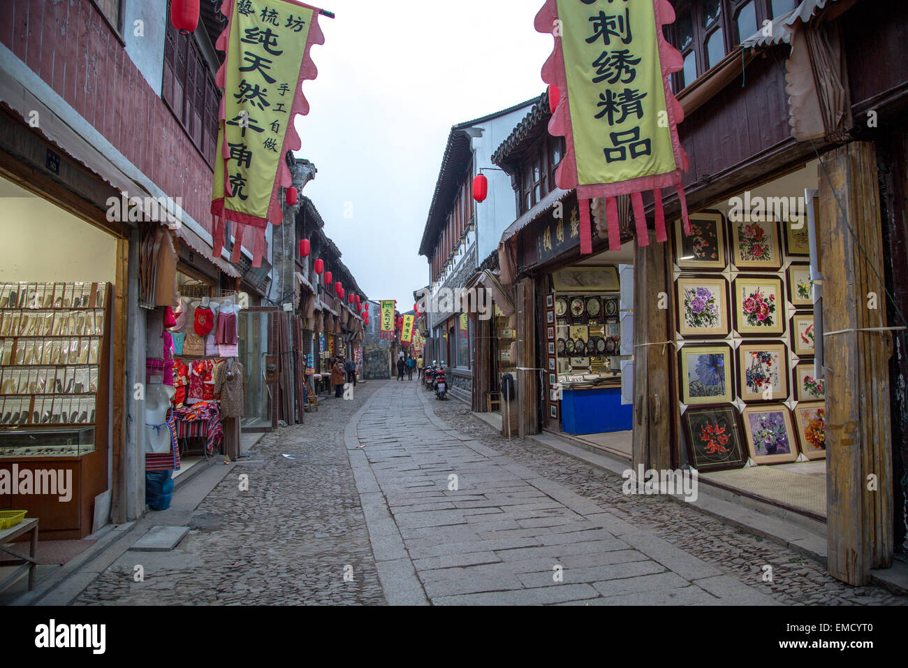 Tourist shopping street in Tongli antica città Foto Stock