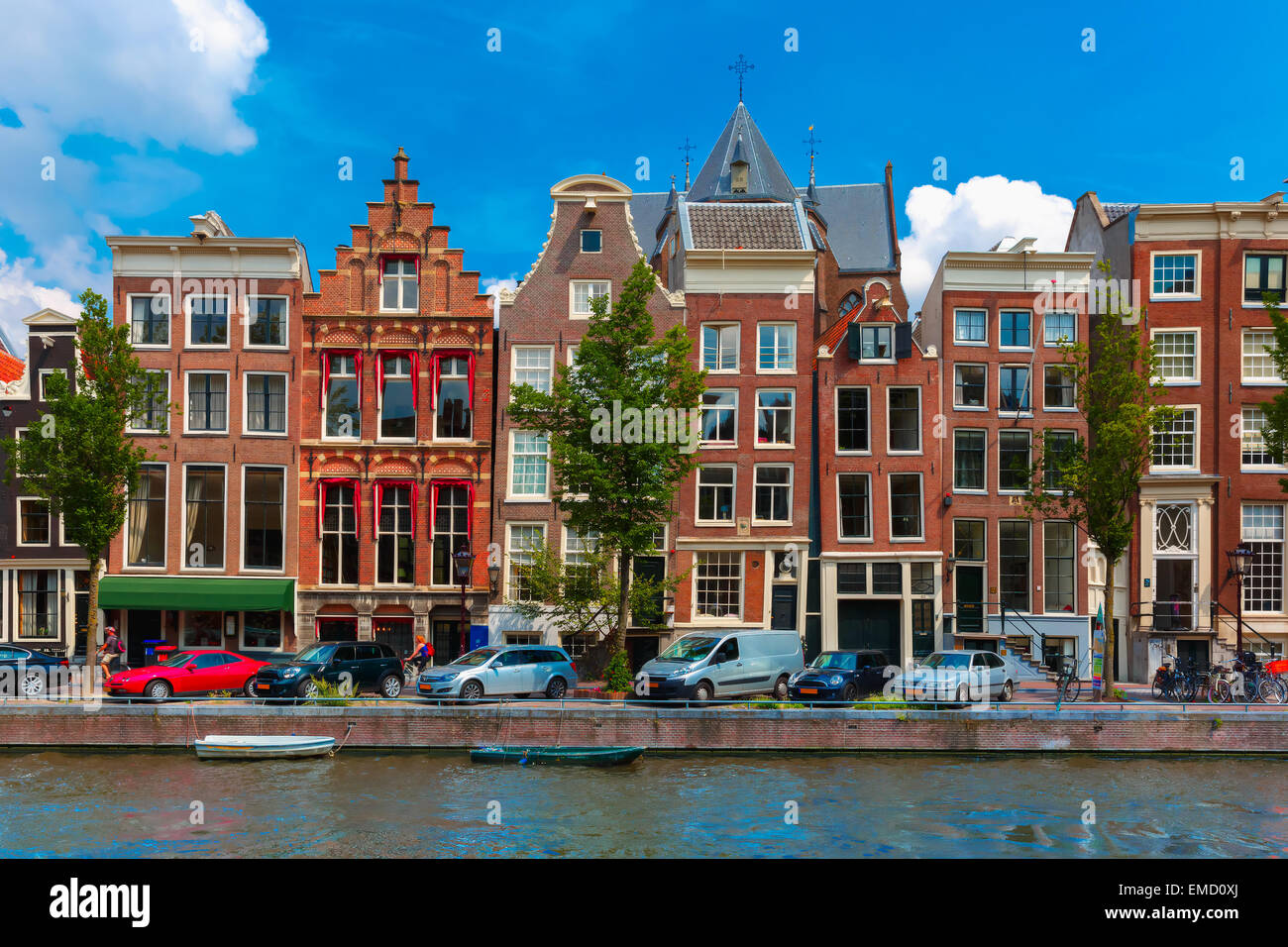 Notte Amsterdam canal con case olandesi Foto Stock