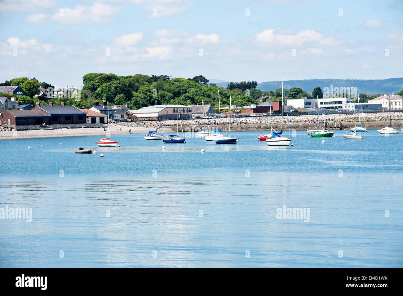 Vista sulla banchina sud spiaggia dal porto di Wicklow Foto Stock