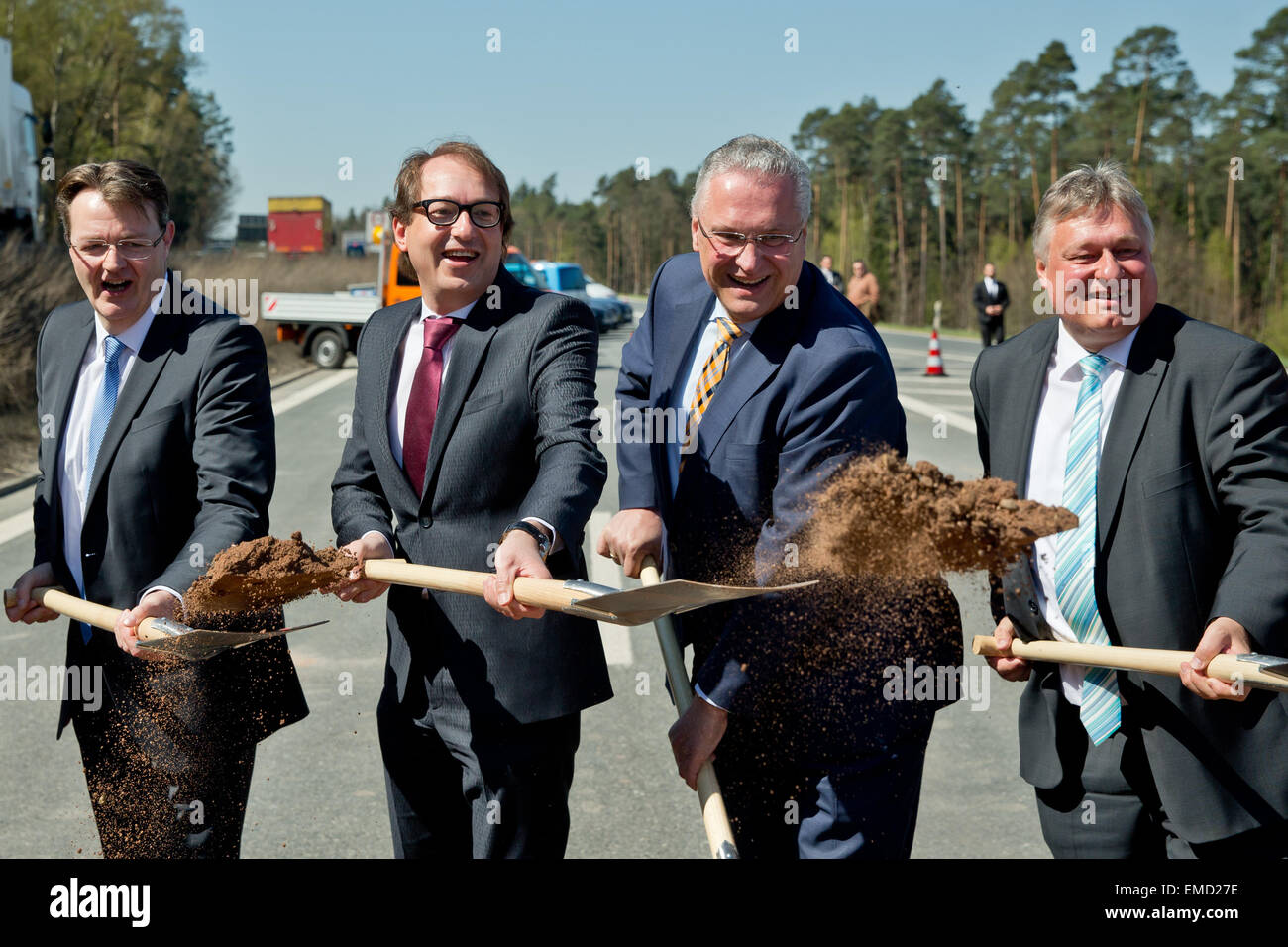 Il commissario per il cambiamento demografico della CDU/CSU tedesca del gruppo parlamentare, Michael Frieser (l-r), il ministro dei Trasporti Alexander Dobrindt (CSU), il Ministro degli interni bavarese Joachim Herrmann (CDU) e Presidente del Consiglio federale commissione trasporti, Martin Burkert (SPD), aprire il sei-espansione di corsia di autostrada A6 tra meridionali e orientali di Norimberga vicino a Nuremberg, Germania, 20 aprile 2015. Foto: DANIEL KARMANN/dpa Foto Stock