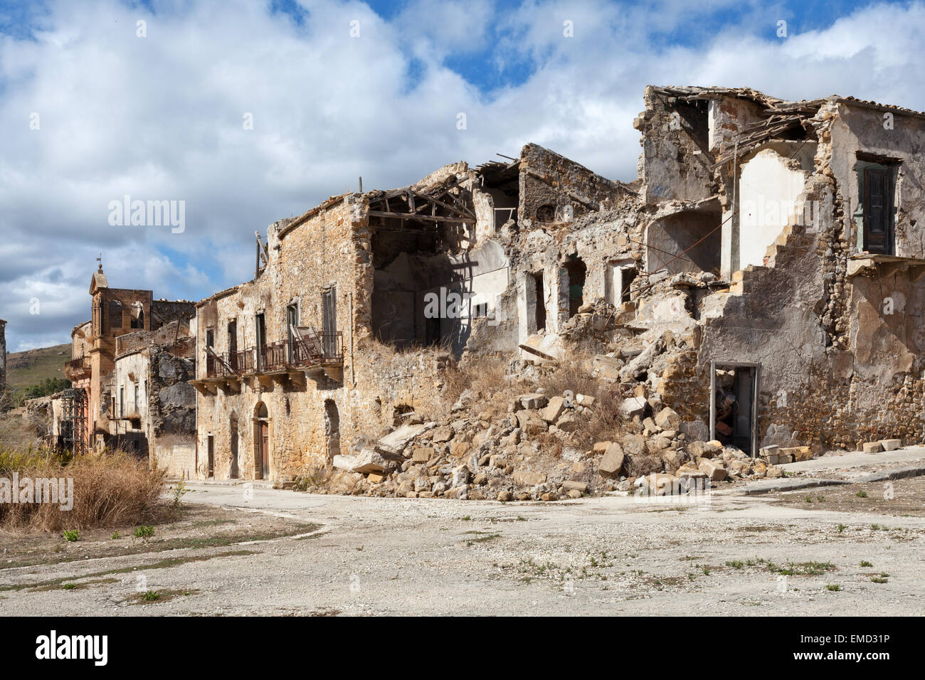 Edifici crollati dopo un terremoto Foto Stock