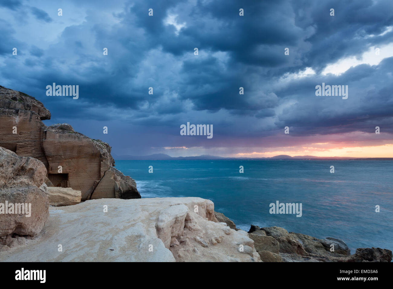 Isole Egadi : alba sul mare nuvole drammatico Foto Stock