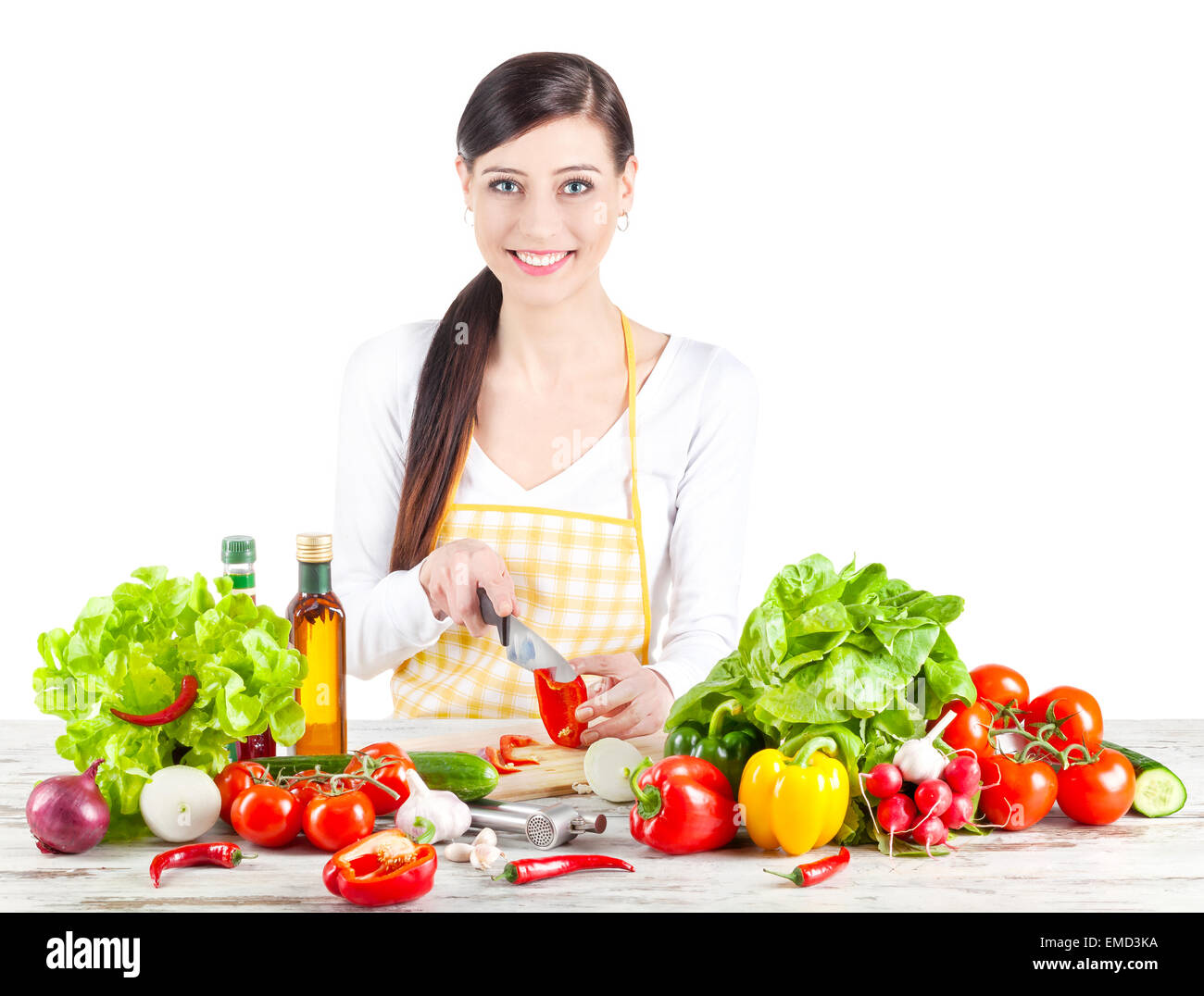 Donna sorridente preparare l'insalata. Cibo sano e concetto di dieta. Isolato su bianco. Foto Stock