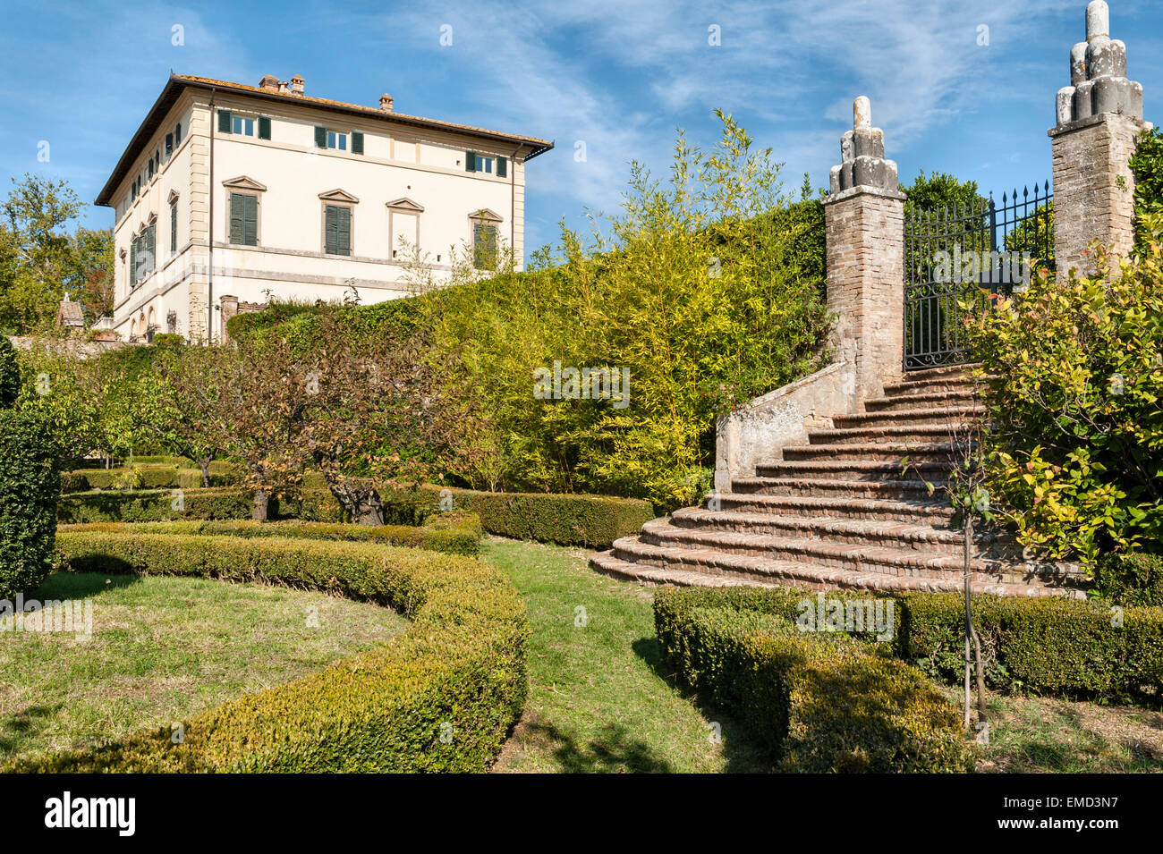 Vicobello, Siena, Toscana, Italia. La villa rinascimentale del 16° secolo e parte del giardino all'italiana formale con siepi a cassettoni Foto Stock