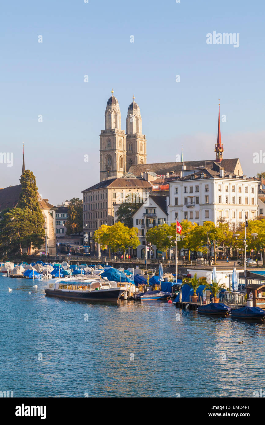 La Svizzera, Zurigo, fiume Limmat e imbarcazioni da diporto a Uto Quai, grande Minster in background Foto Stock