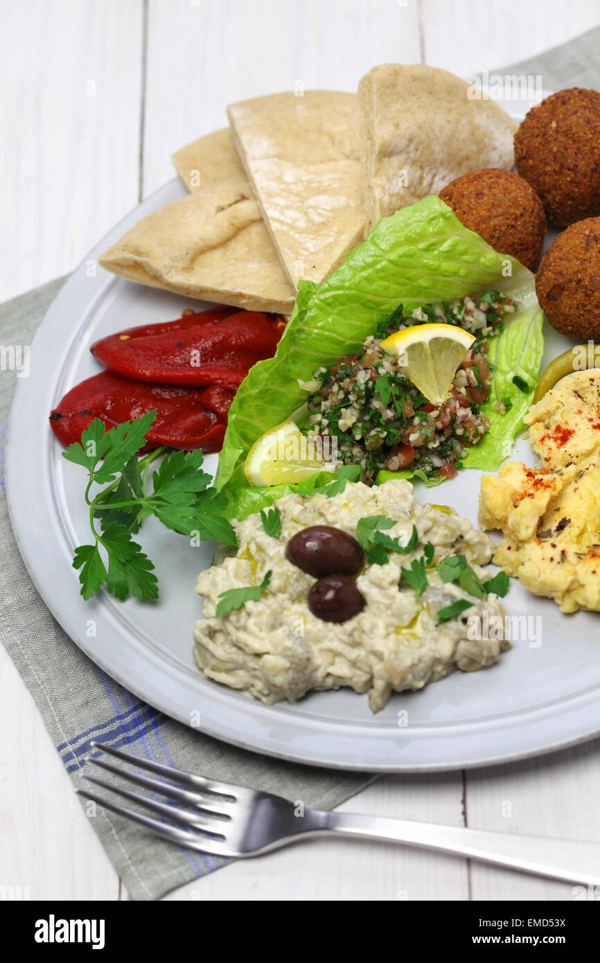 Hummus, falafel, Baba ghanoush, tabulé e pita, cucina medio orientale Foto Stock