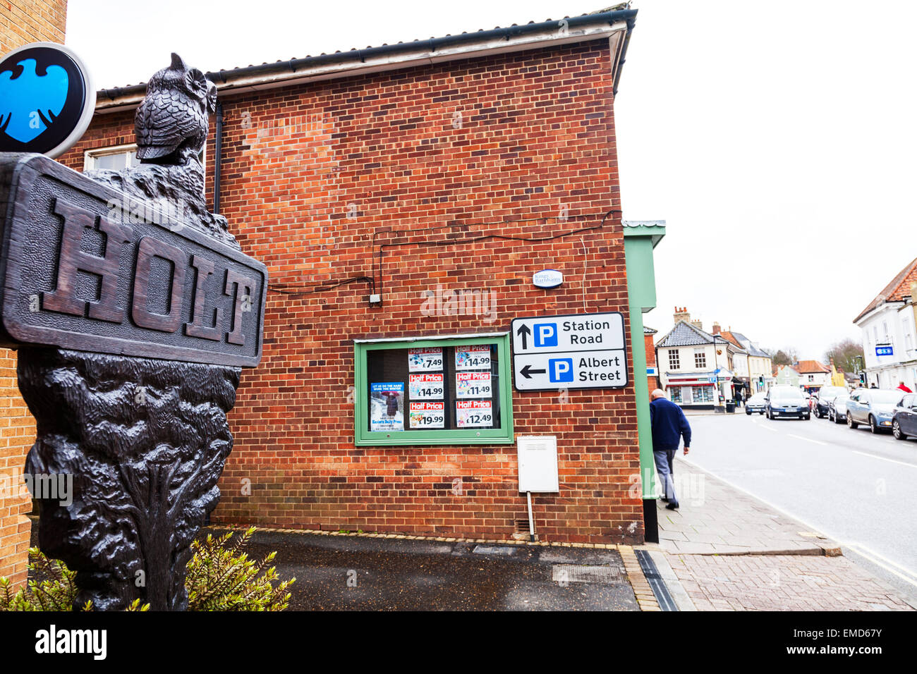 Holt segno storico North Norfolk negozi strada shoppers pedoni REGNO UNITO Inghilterra Foto Stock