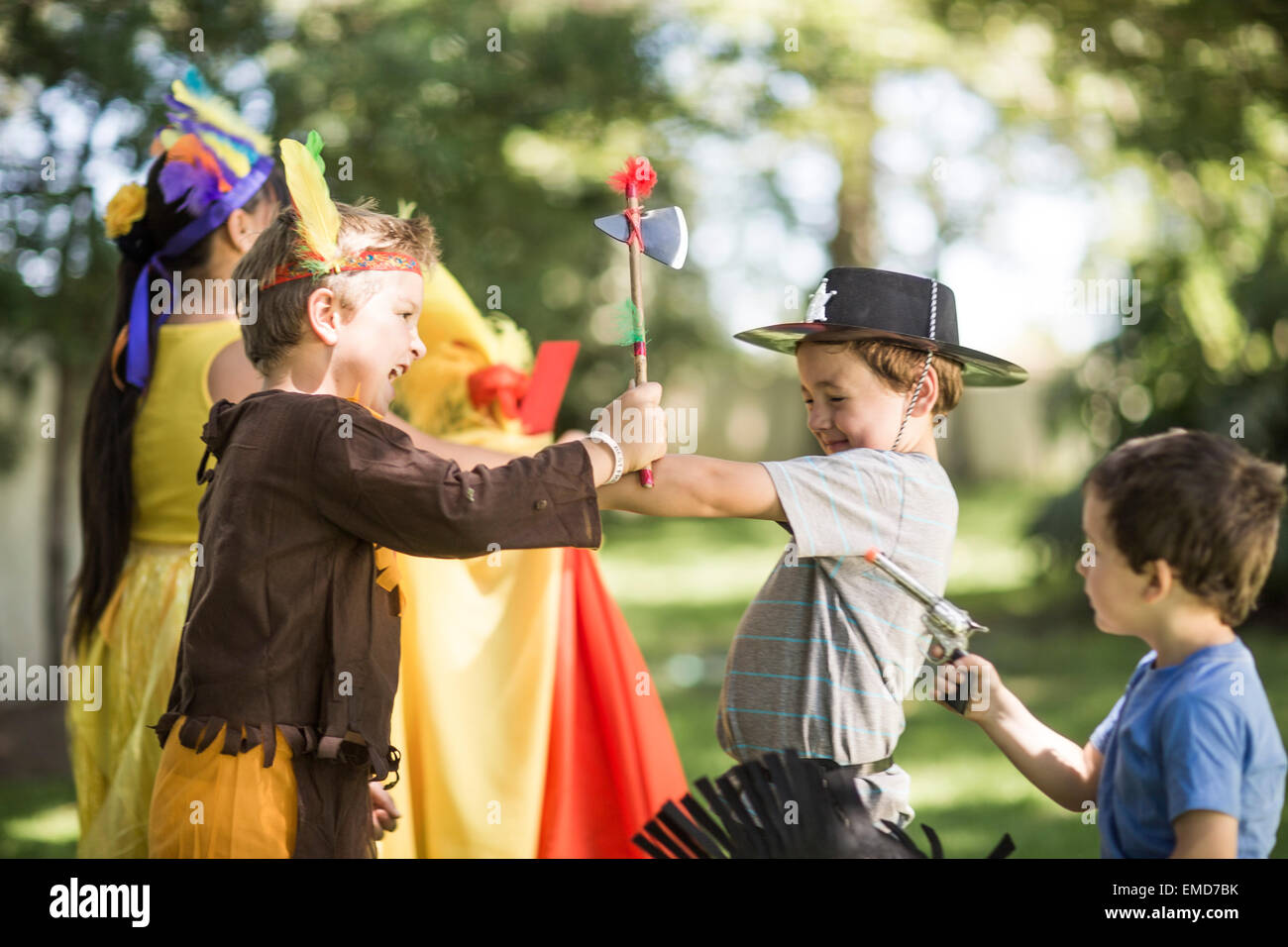 I bambini in giardino a giocare cowboy e indiani Foto Stock