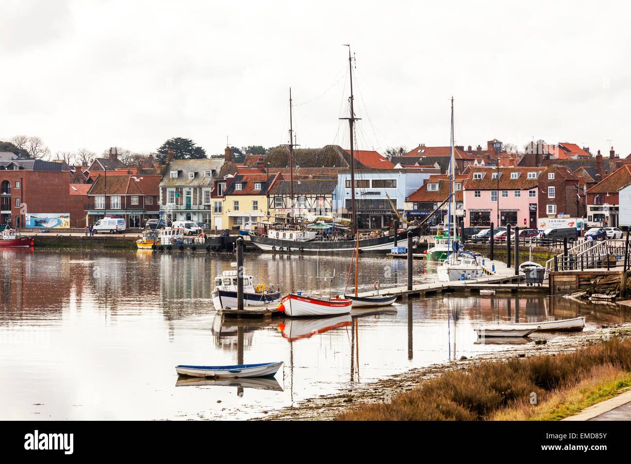 Pozzetti accanto al mare Porto Porto città edifici barche barca da pesca village North Norfolk REGNO UNITO Inghilterra Foto Stock