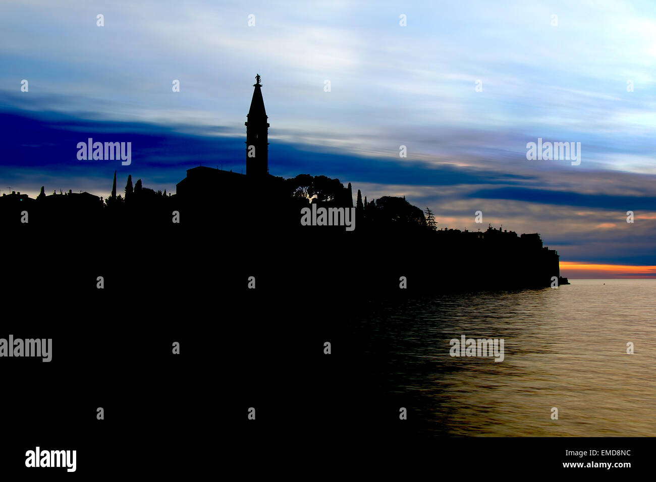 La silhouette della Città di Rovigno, bellissima città vecchia in Istria della Croazia. Foto Stock