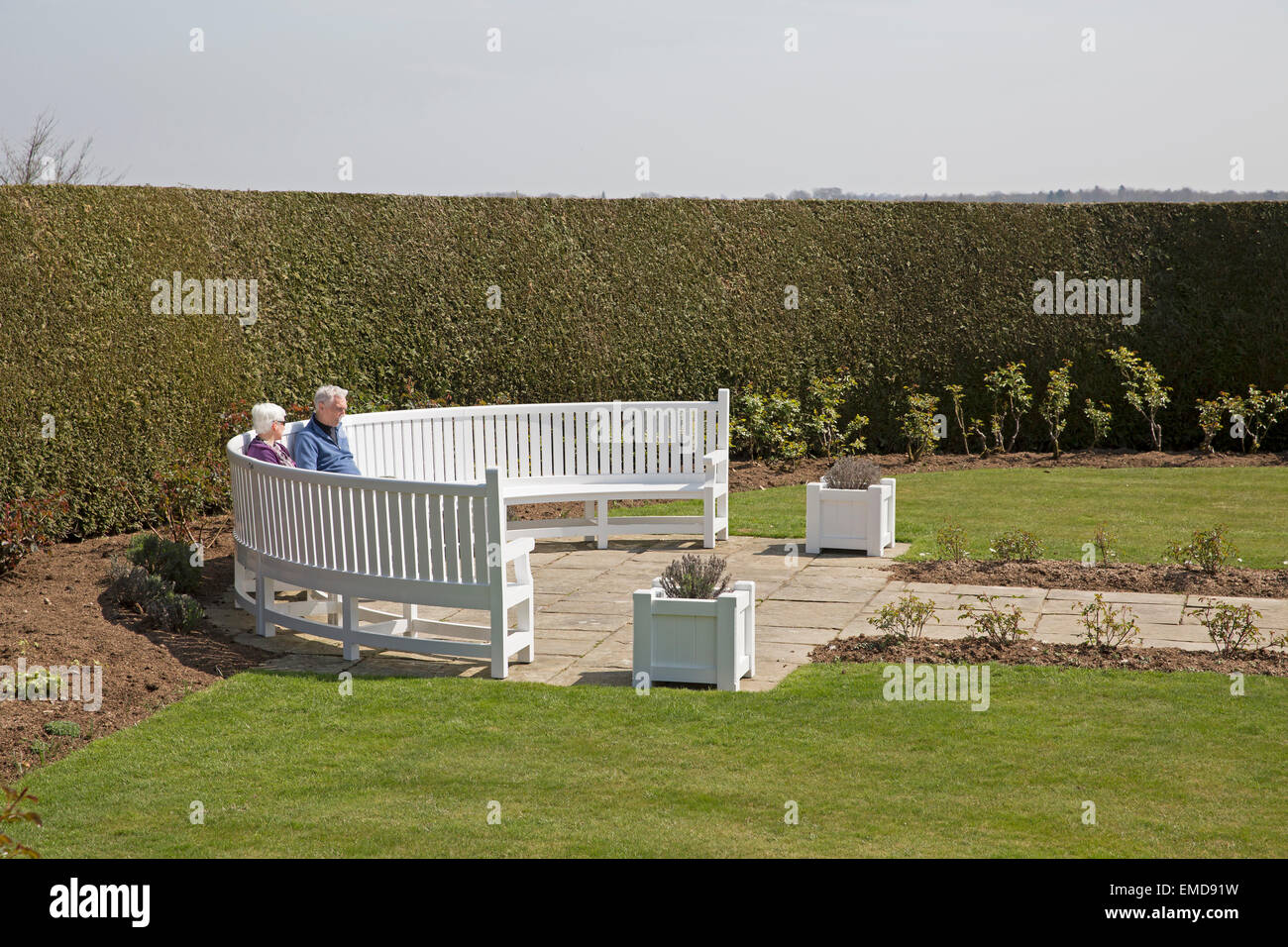 Un paio di sedersi e godersi il sole a Emmetts Giardini in Kent Foto Stock