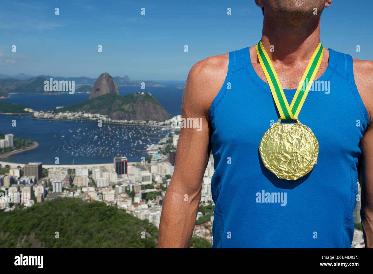 Primo luogo atleta che indossa la medaglia d'oro in piedi all'aperto a Rio de Janeiro Skyline Foto Stock