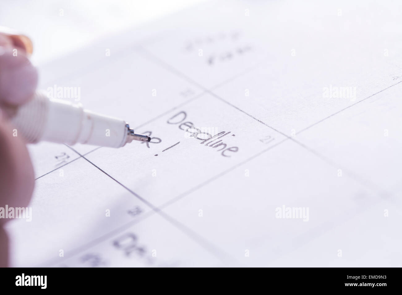 Donna annotando la data in giorno planner Foto Stock