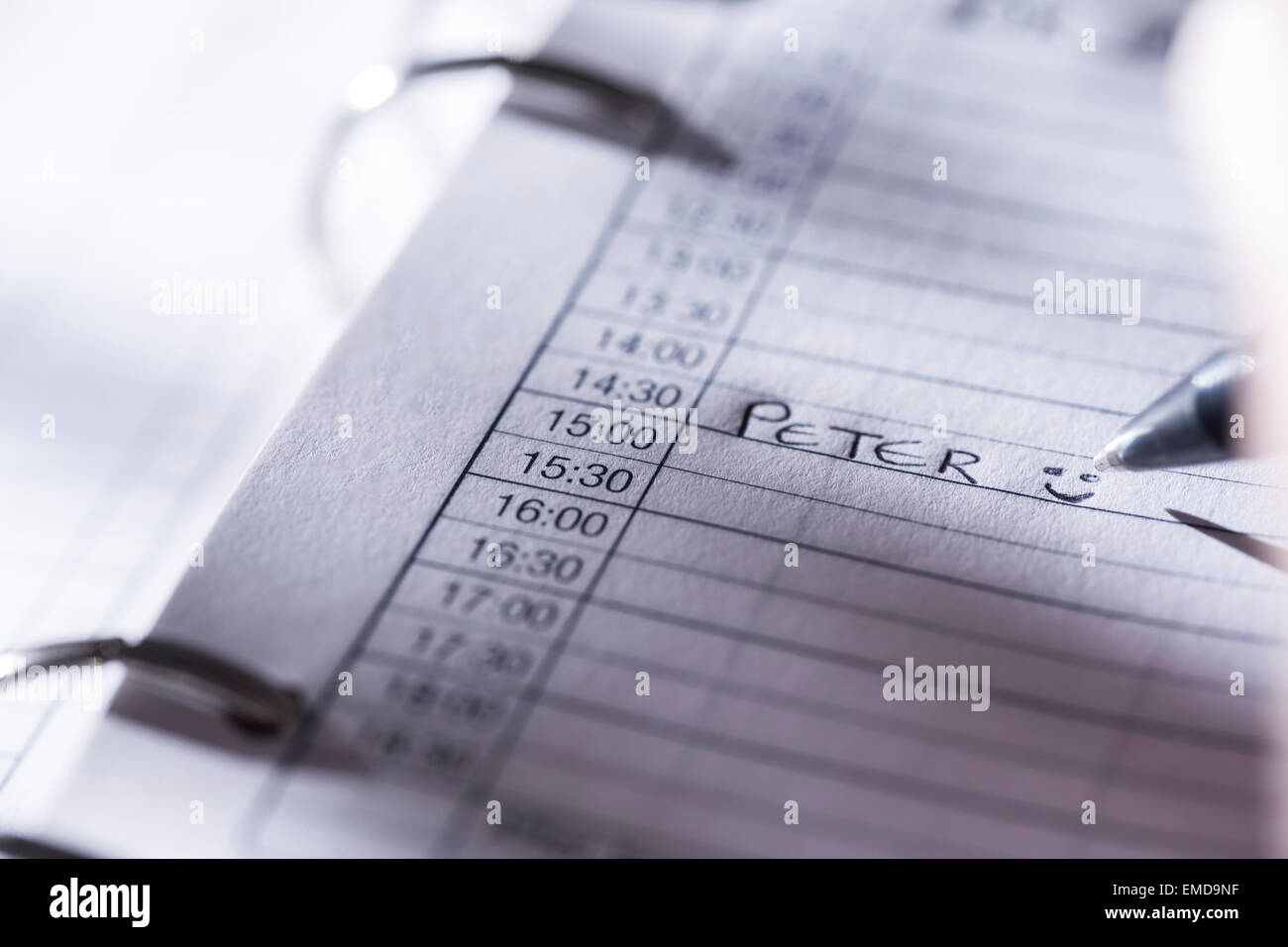 Donna annotando la data in giorno planner Foto Stock