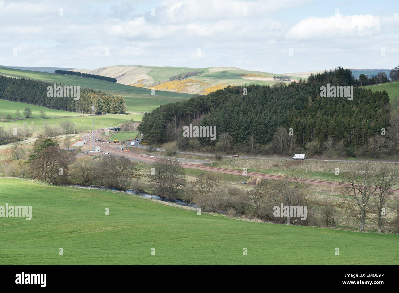 Edimburgo a Tweedbank linea ferroviaria (Waverley) linea che mostra la strada (A7) e il fiume in Scottish Borders, Scozia Foto Stock