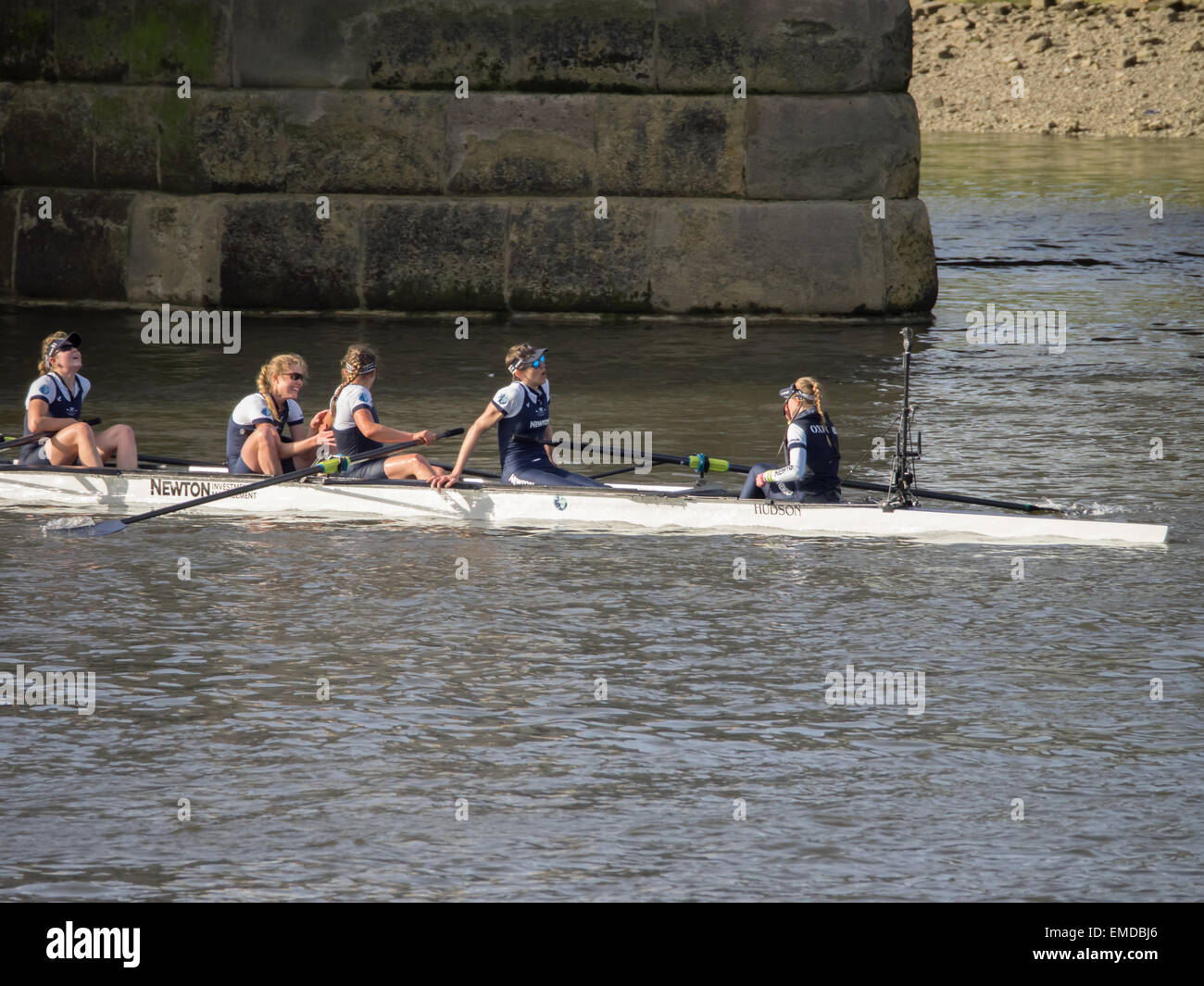 Oxford e Cambridge Boat Race 2015,donna equipaggio di Oxford, vincitori. Foto Stock