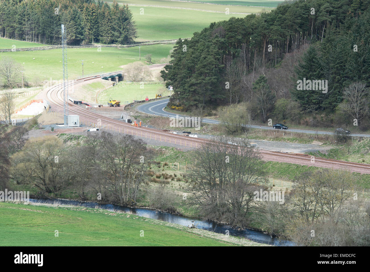 Edimburgo a Tweedbank linea ferroviaria (Waverley) linea che mostra la strada (A7) e il fiume tweed in Scottish Borders, Scozia Foto Stock