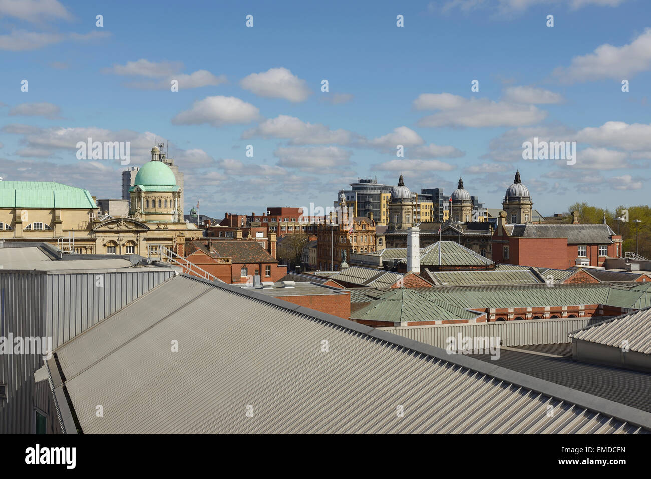 La vista sui tetti nel centro di Hull compresi Hull City Hall, il Ferens art gallery e il Museo Marittimo Foto Stock