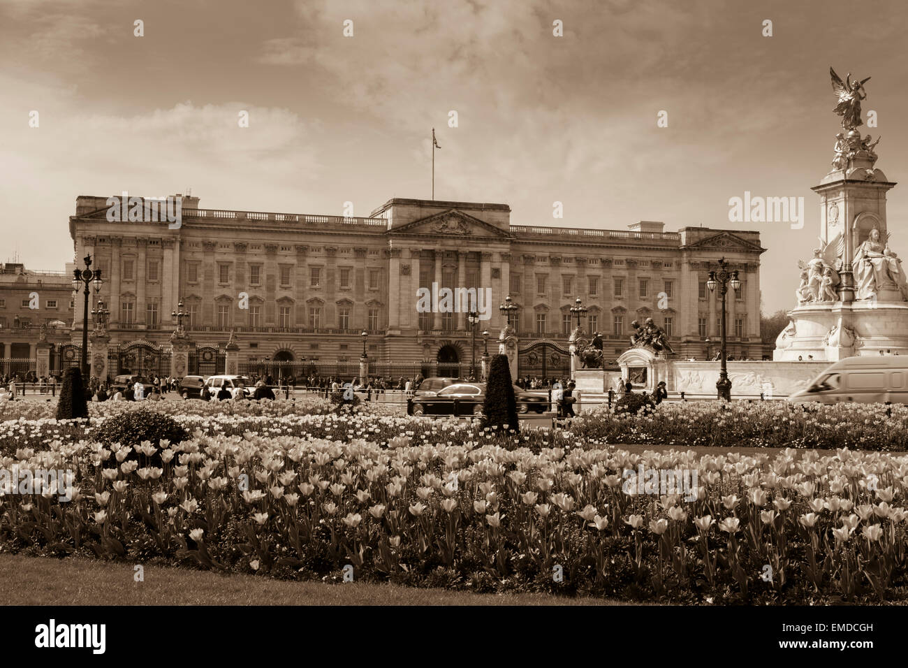 Un nero di seppia panorama di Buckingham Palace in primavera con un antico look seppia City of Westminster London REGNO UNITO Inghilterra Foto Stock