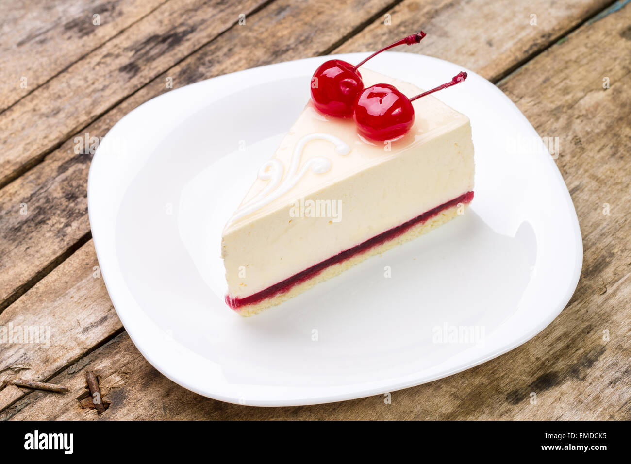 Chiudere l immagine della cheesecake con la ciliegia sulla piastra bianca. Dolce Sfondo menu Foto Stock