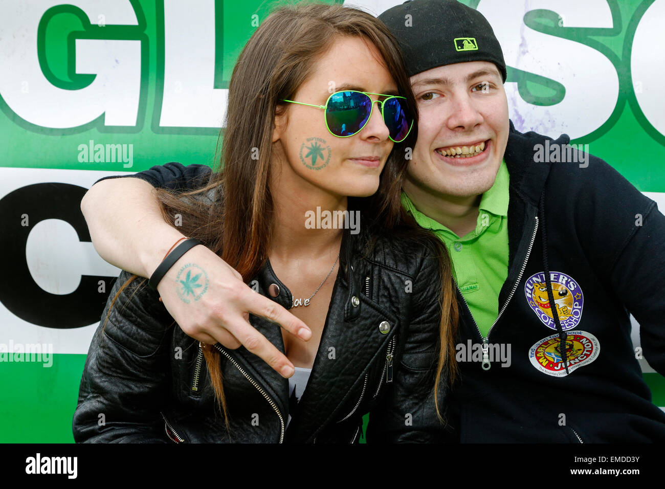 Glasgow, Regno Unito. Xx Apr, 2015. È stato un rally svoltasi a George Square, Glasgow, Scozia, a sostegno della campagna per legalizzare la cannabis. Linda Hendry,età 65, da Edimburgo, un insegnante in pensione e il rally è stato organizzatore di presenze, indossa una ghirlanda di foglie di cannabis e inchiostro timbratura di foglie di cannabis sulle facce, le braccia e le mani di sostenitori. Credito: Findlay/Alamy Live News Foto Stock