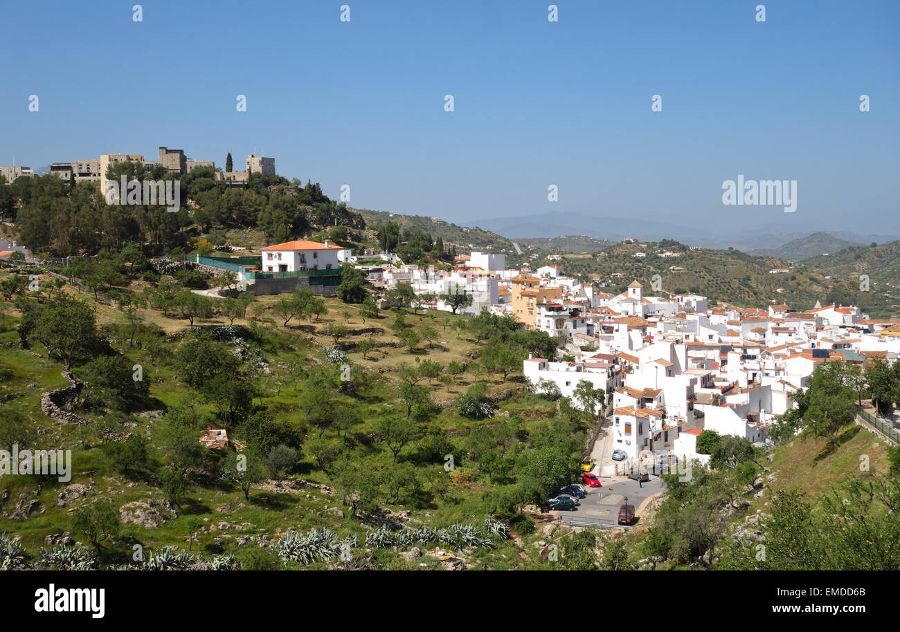 Vista del bianco lavato villaggio di Monda con Al-Mundat Castello, Sierra de las Nieves, Spagna meridionale, l'Andalusia. Foto Stock