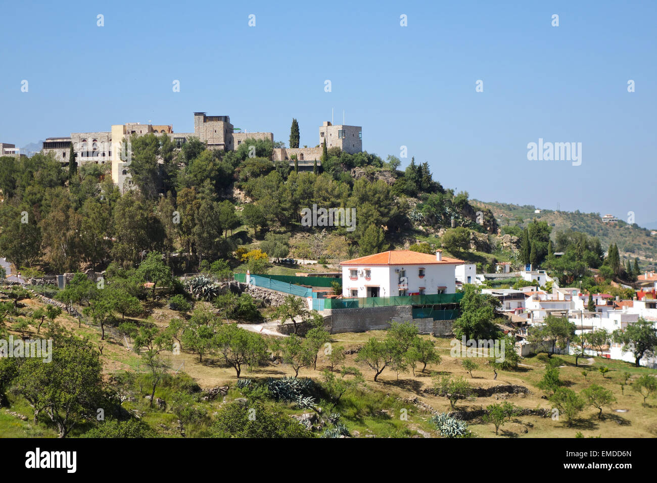 Vista del bianco lavato villaggio di Monda con Al-Mundat Castello, Sierra de las Nieves, Spagna meridionale, l'Andalusia. Foto Stock