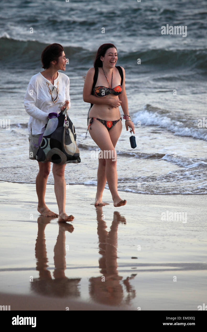 Hawaii Maui, le donne a piedi, ridere su una spiaggia, Foto Stock