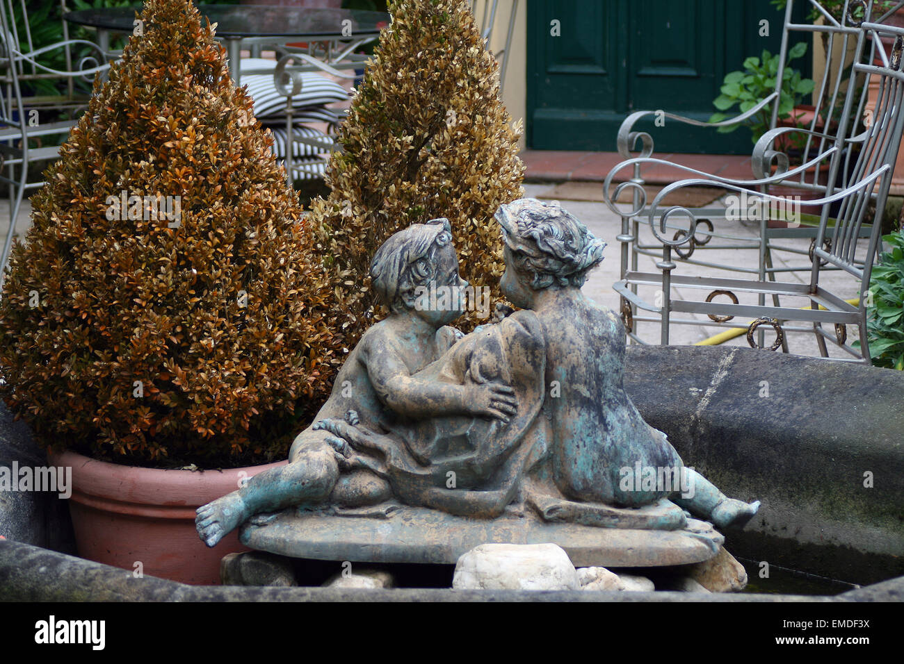 Statua di ottone i bambini in giardino Foto Stock