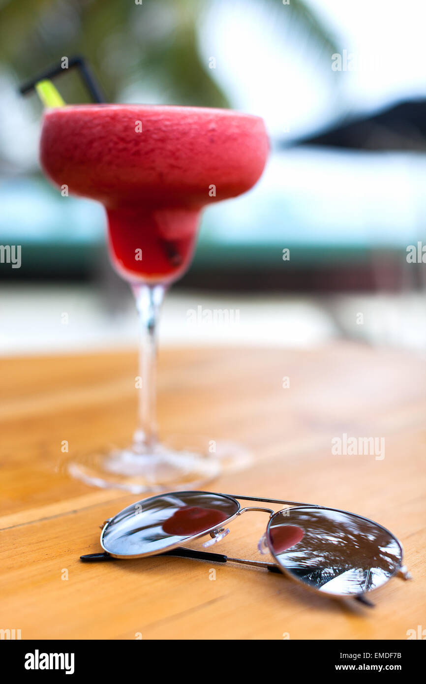 Cocktail tropicali e occhiali da sole Foto Stock
