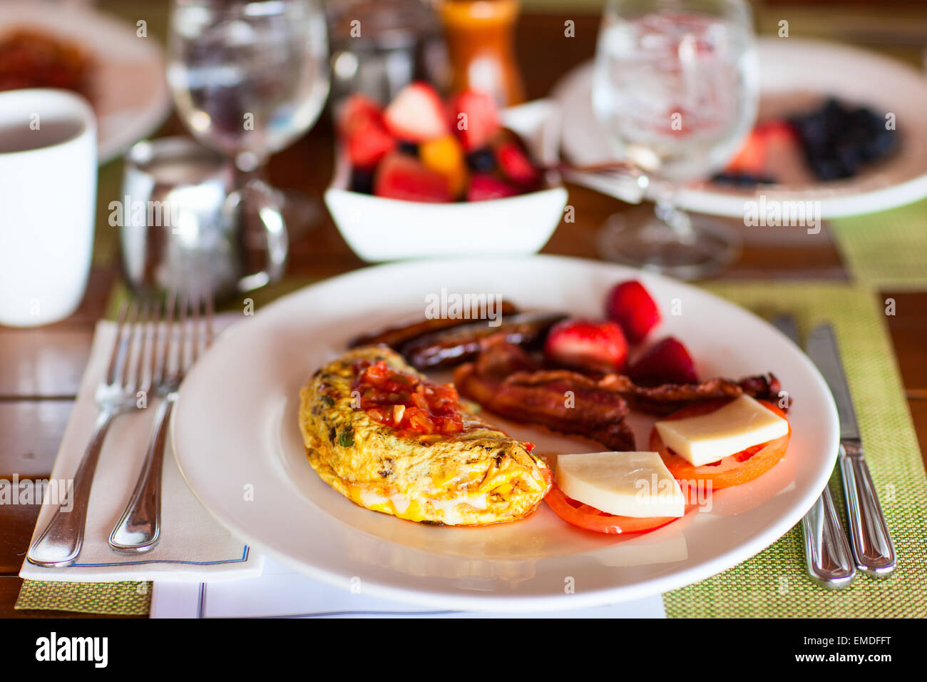 La prima colazione con la frittata, frutta fresca e caffè Foto Stock