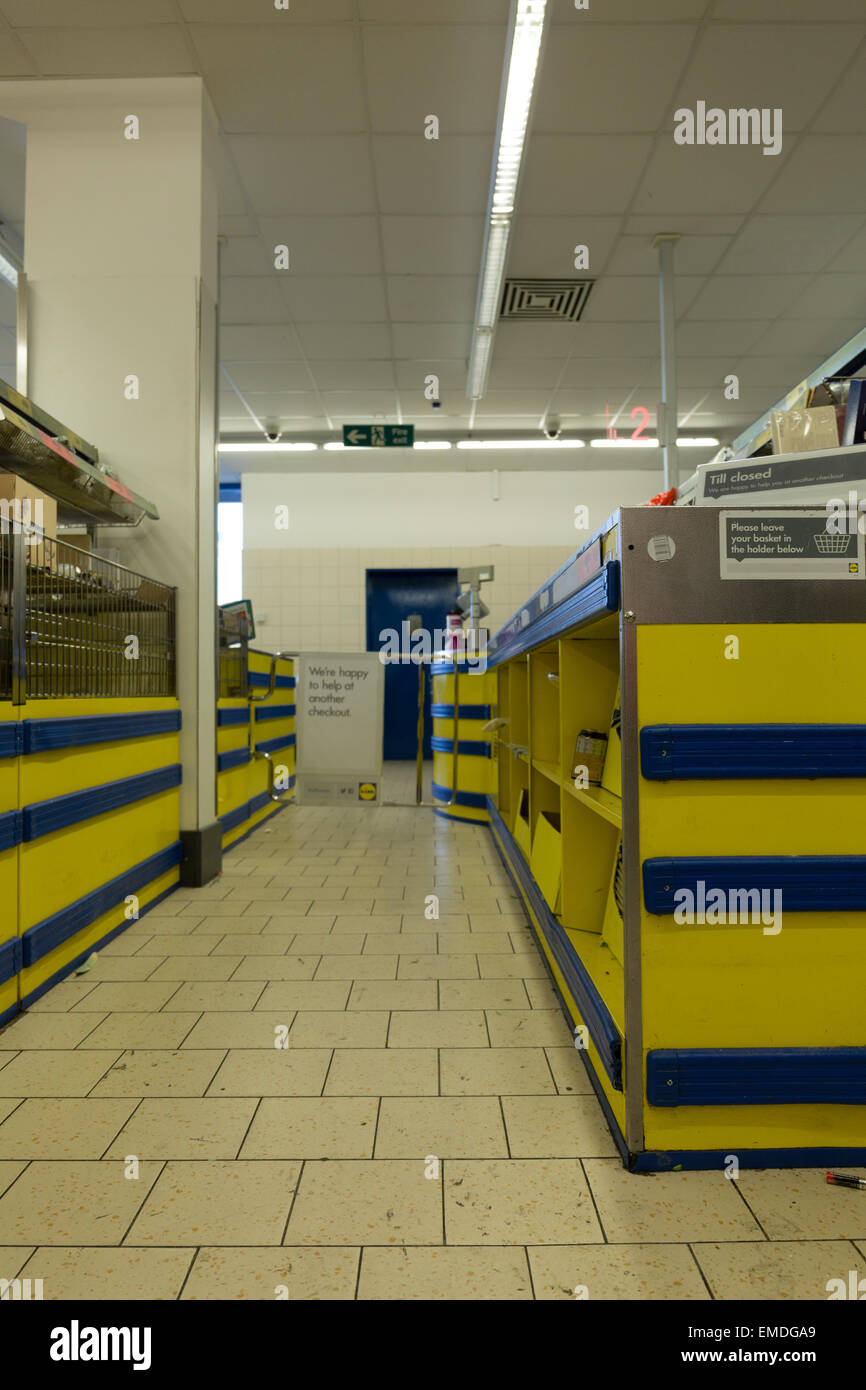 Controllare fuori corsia a un supermercato Lidl a Londra, Regno Unito Foto Stock