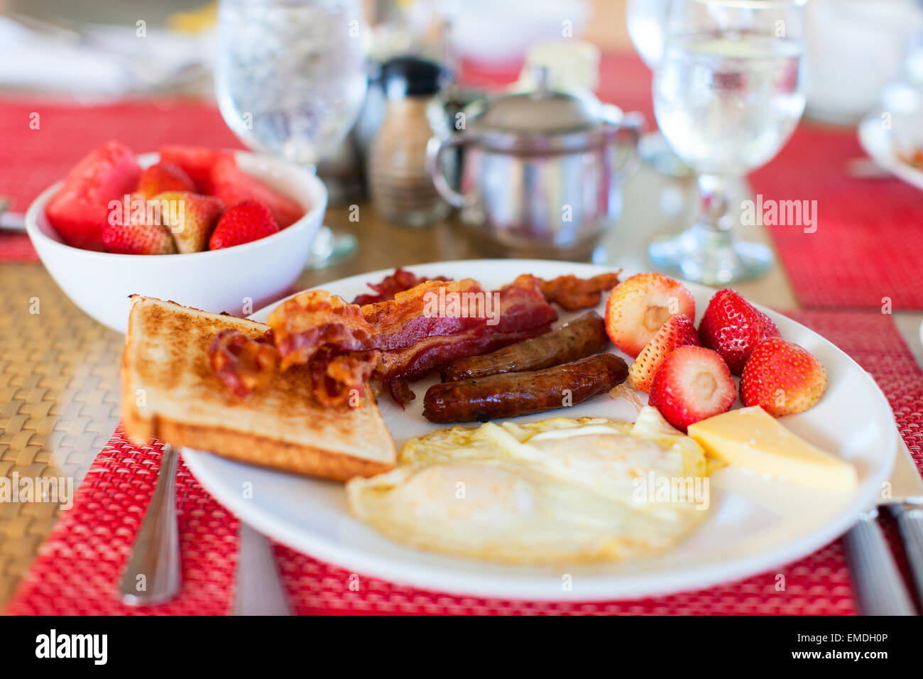 La prima colazione con uova fritte Foto Stock