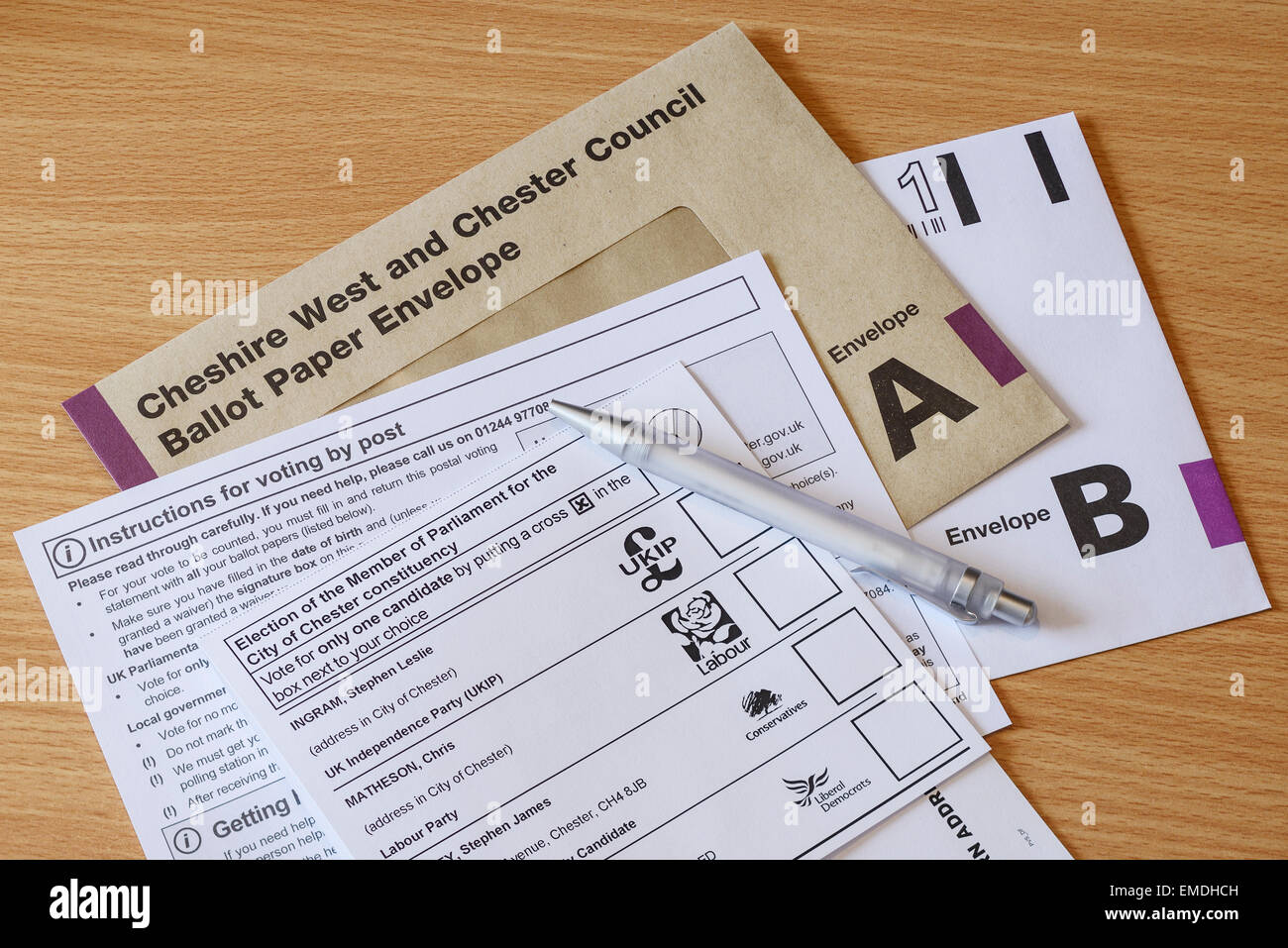 Elezioni generali britanniche il 7 maggio 2015. Il voto postale moduli sono stati inviati per la città di Chester circoscrizione. Foto Stock